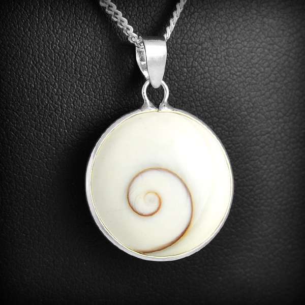 Pendentif rond porte bonheur du célèbre coquillage "Oeil de Sainte Lucie" cerclé d'argent (h:22mm).