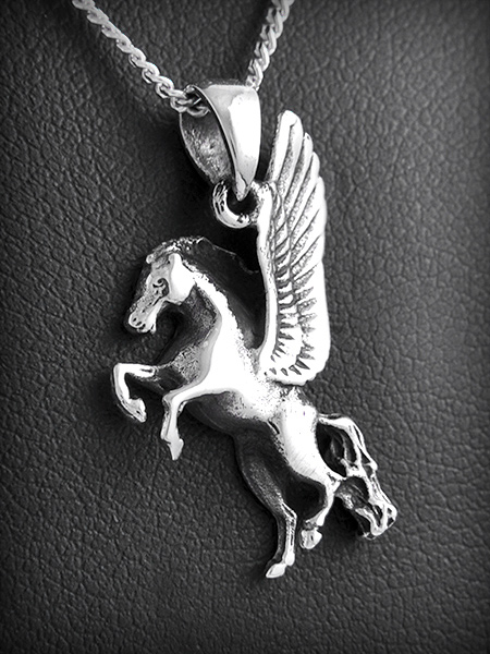 Pendentif en argent d'un pegase en volume avec les ailes déployées (h:25mm).