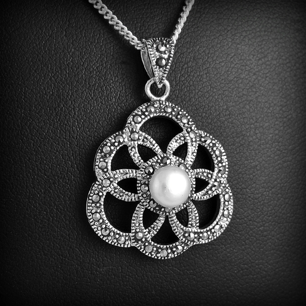Superbe pendentif en argent sertie d'une perle d'imitation et pavé de marcassites (h:28mm).