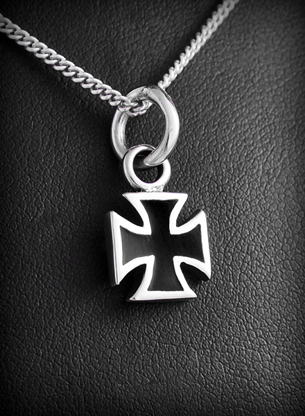 Discret pendentif en argent d'une croix de malte avec émail noir (h:15mm).