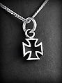 Discret pendentif en argent d'une croix de malte avec émail noir (h:15mm).