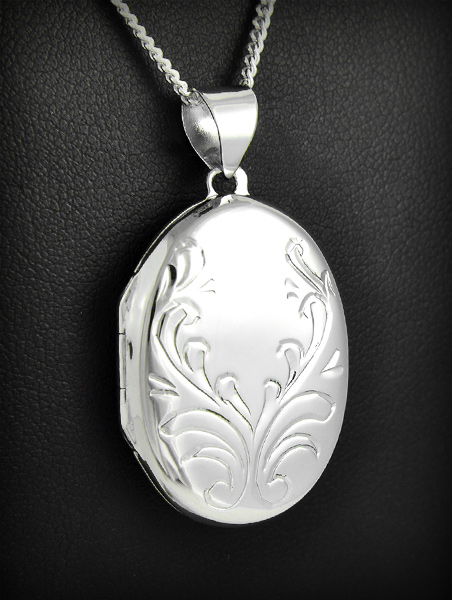 Pendentif boite porte photo cassolette en argent avec charnière gravé  de jolis ornements floraux...