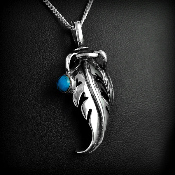 Pendentif en argent d'une belle plume en volume et deux petits pendentifs mobiles accrochés sous...