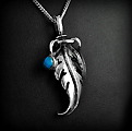 Pendentif en argent d'une belle plume en volume et deux petits pendentifs mobiles accrochés sous...