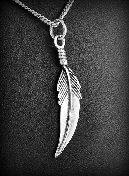 Discret pendentif d'une jolie plume en volume en argent (h:34mm).