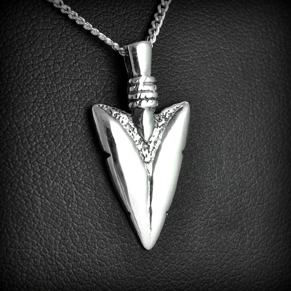 Pendentif en argent d'une jolie pointe de flèche en volume légèrement martelée (h:23mm).