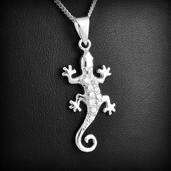 Pendentif en argent d'une belle salamandre pavé de zirconiums (h:32mm).