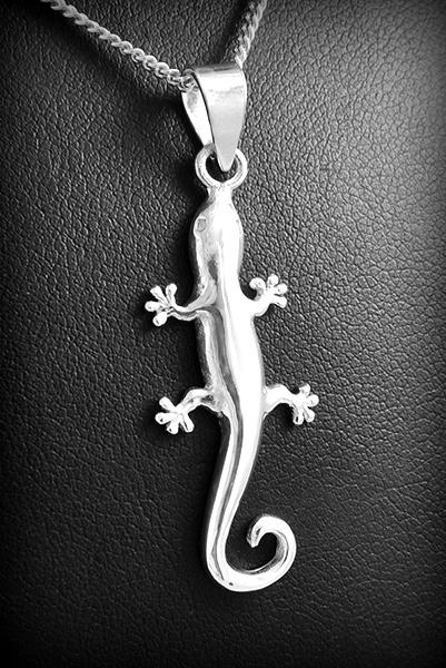 Joli pendentif en argent d'une salamandre en argent lisse en volume (h:35mm).