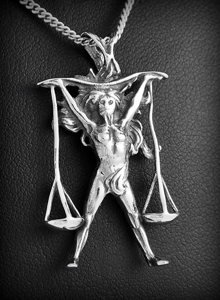 Pendentif en argent en volume d'un personnage tenant une balance qui caractérise le signe...