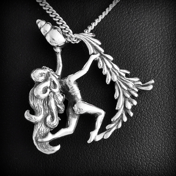 Très beau pendentif en volume en argent d'une femme tenant une conque fontaine laissant couler de...