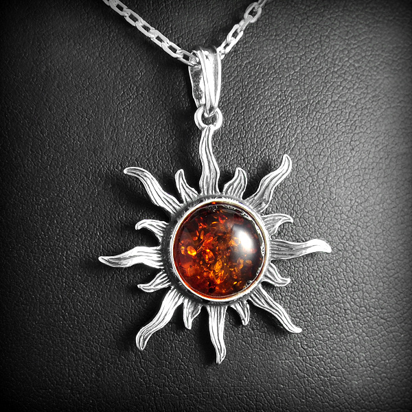 Superbe pendentif en argent d'un soleil paré d'une ambre véritable de la mer Baltique. Livré avec...