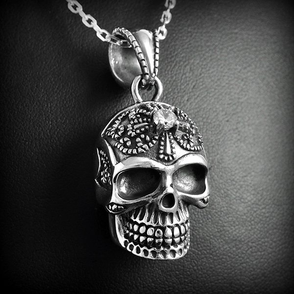 Très beau pendentif en argent d'un crâne en volume orné d'un zirconium sur le front (h:33mm hors...