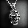 Très beau pendentif en argent d'un crâne en volume orné d'un zirconium sur le front (h:33mm hors...