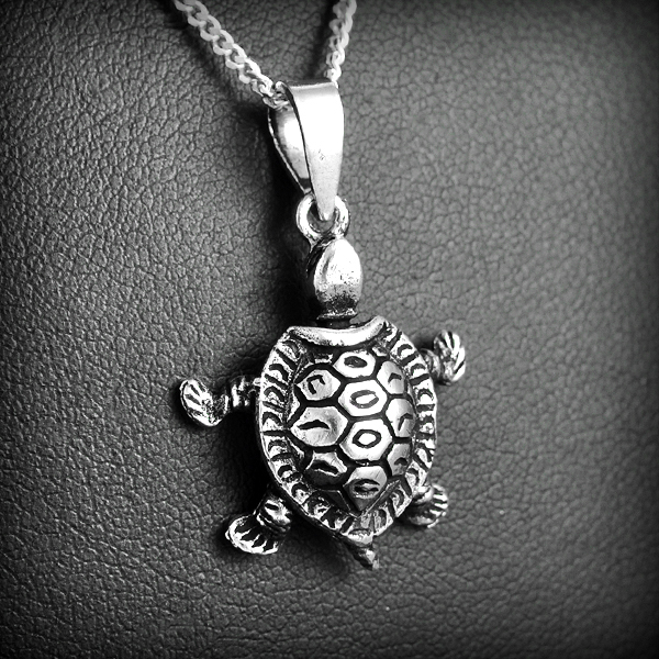 Pendentif en argent d'une jolie tortue en volume aux membres articulés, existe en boucles...