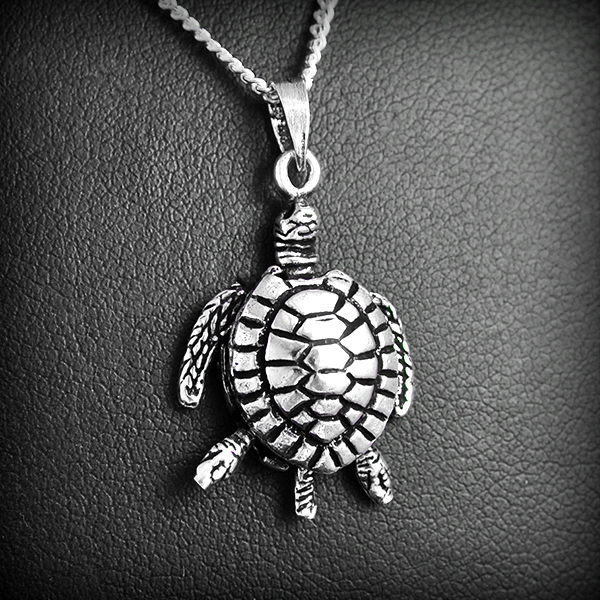 Pendentif en argent d'une belle tortue marine aux membres articulés (h:25mm hors bélière).