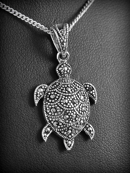 Pendentif tortue de mer en argent décorée de pierre de marcassites, belle finition (h:25mm).