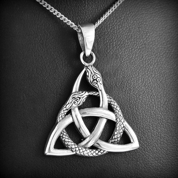 Pendentif d'un joli entrelacs trinité de deux serpents en argent (h28mm).
