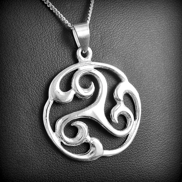 Superbe pendentif en argent d'un triskell cerclé et ajouré (h:31mm).