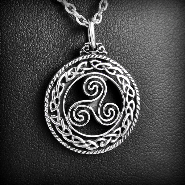 Magnifique pendentif médaillon en argent d'un triskell breton entouré d'entrelacs bretons en...