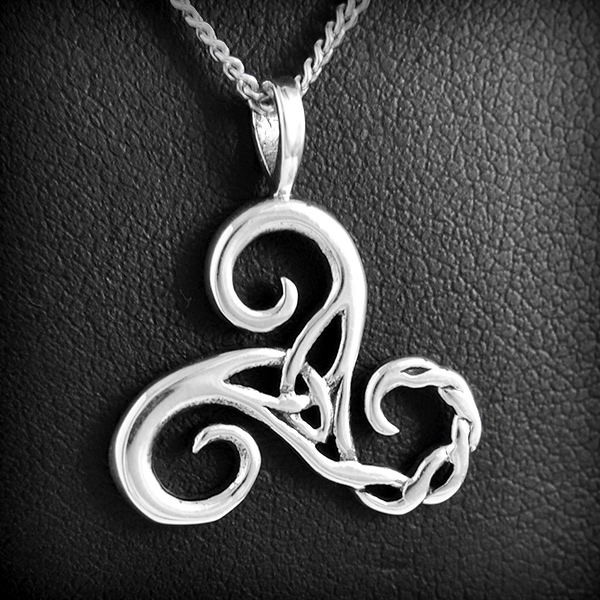 Pendentif d'un triskel en argent avec un entrelacs trinité au centre des trois branches, ainsi...