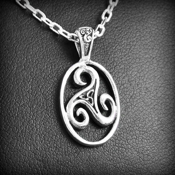 Très joli pendentif en argent d'un triskel breton cerclé et orné d'un entrelacs celtique Trinité...