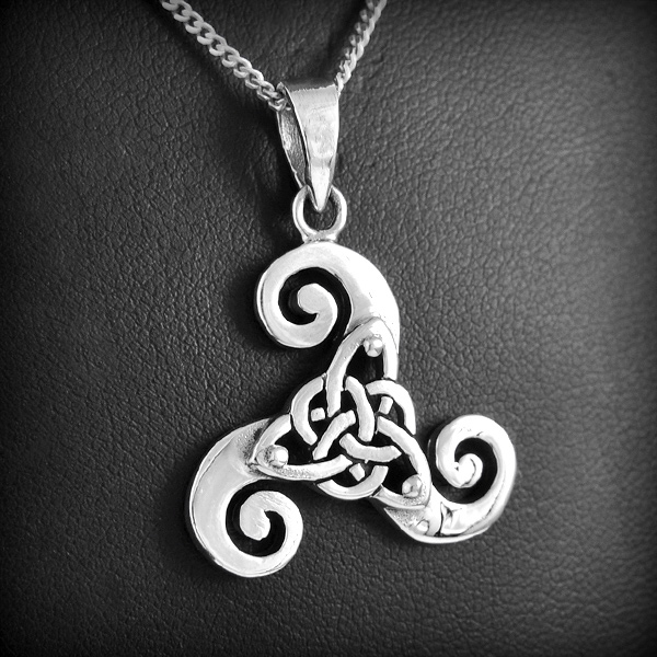 Pendentif  d'un beau triskel en argent en volume avec un entrelacs trinité au centre des trois...