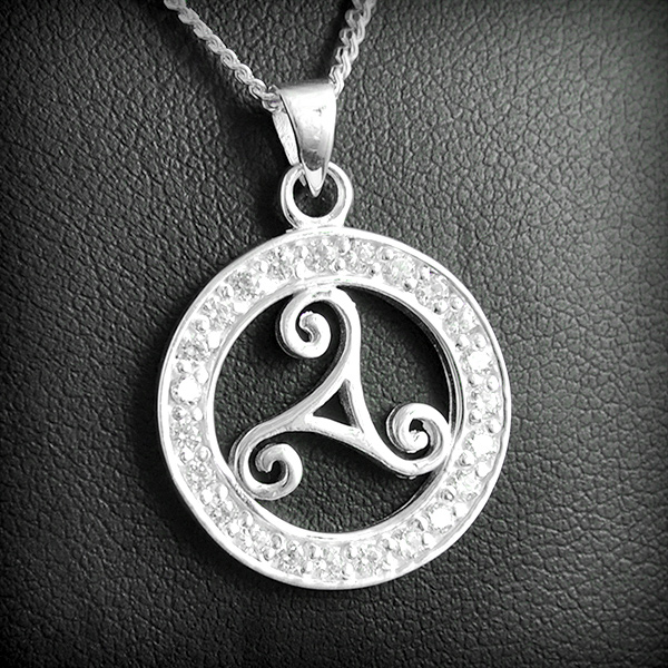 Magnifique pendentif en argent d'un triskel cerclé et sertie de zirconiums blanc sur tout le tour...
