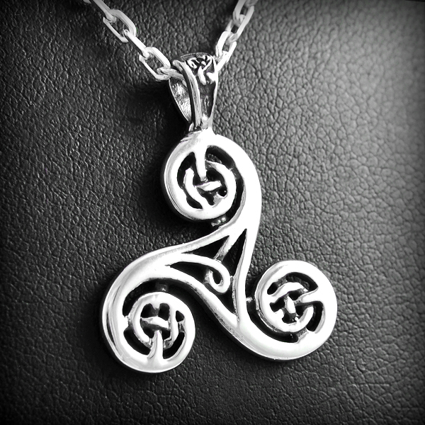 Superbe pendentif en argent d'un triskel de belle taille et finement ajouré d'entrelacs celtes...