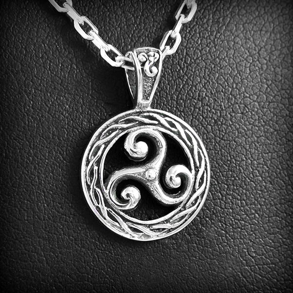 Très beau pendentif en argent d'un triskel breton cerclé d'un entrelacs celtique (:14cm).