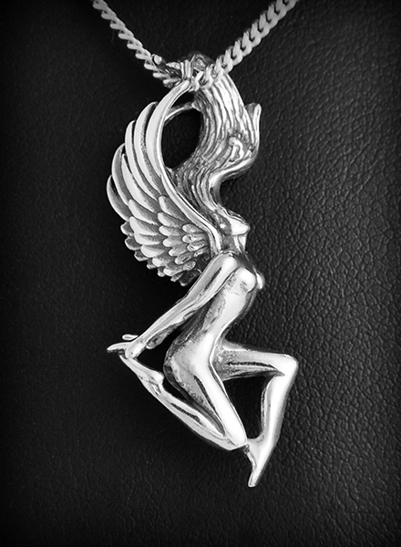 Pendentif en argent d'une femme en tenue d'Ève avec de belles ailes d'ange déployées, et dont la...