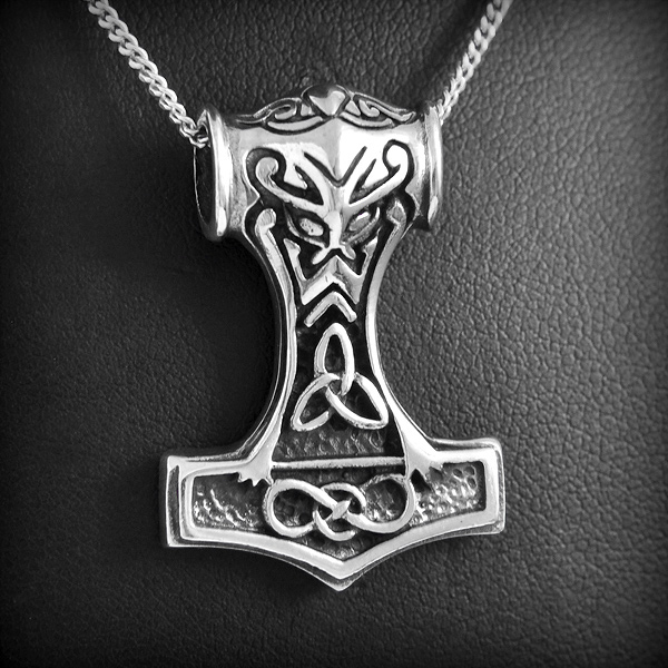 Pendentif d'un marteau de Thor en argent, belle grosseur, passage de la bélière à 5mm, décoration...